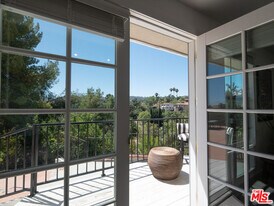 5026 Medina Rd in Los Angeles, CA - Building Photo