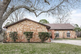 2306 Cambridge Ct N in League City, TX - Building Photo