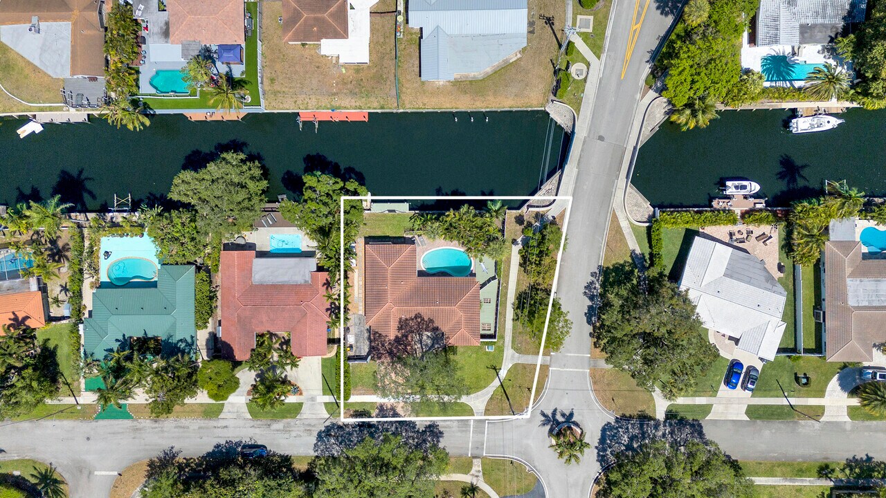 701 W Royal Palm Rd in Boca Raton, FL - Building Photo