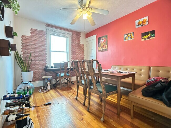 25 Montfern Ave, Unit 1 in Boston, MA - Foto de edificio - Building Photo