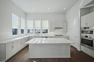 381 E Greenbriar Ln, Unit Unit #1501 in Dallas, TX - Foto de edificio - Building Photo