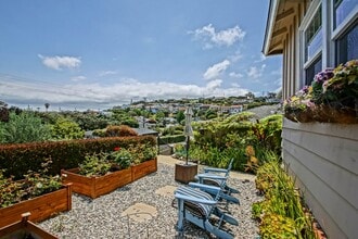 110 Vía Los Altos in Redondo Beach, CA - Foto de edificio - Building Photo