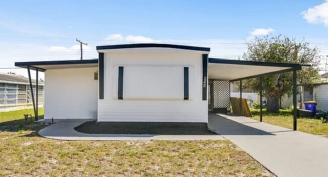 8445 SE Wren Ave in Hobe Sound, FL - Building Photo - Building Photo