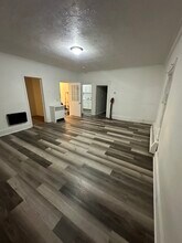 406 E Broad St, Unit Apartment 1 in Chesaning, MI - Building Photo - Building Photo