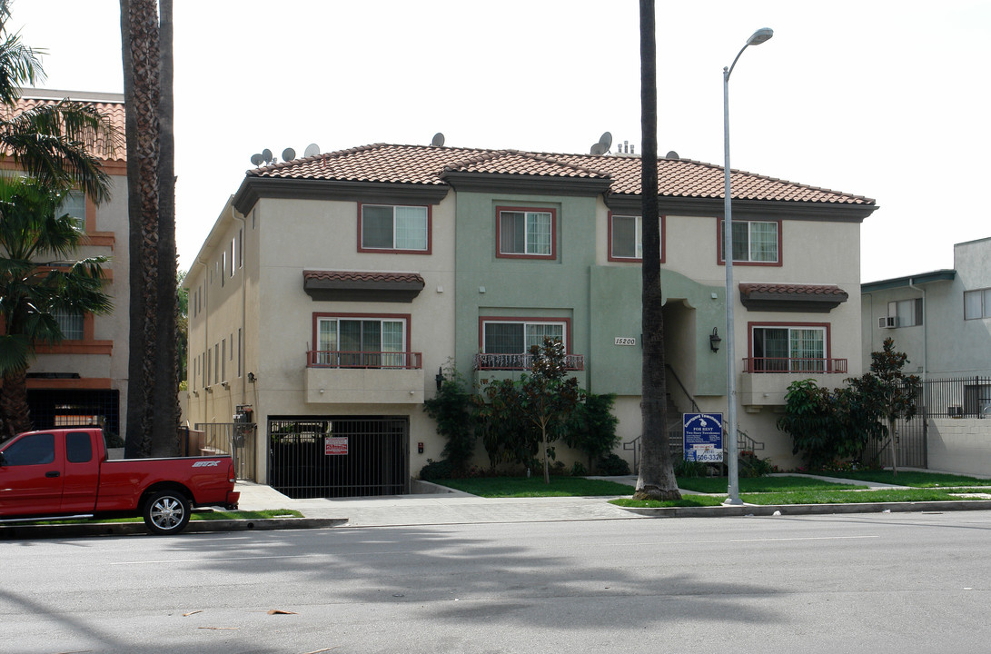 Courtyard Townhomes in Van Nuys, CA - Building Photo