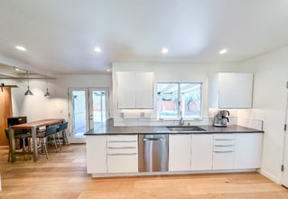 136 W Colonial Dr in Hanford, CA - Building Photo - Building Photo