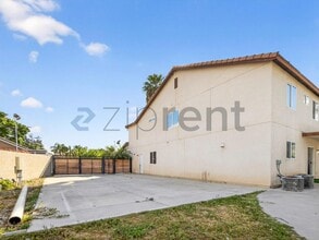 12104 Timberpointe Dr in Bakersfield, CA - Foto de edificio - Building Photo