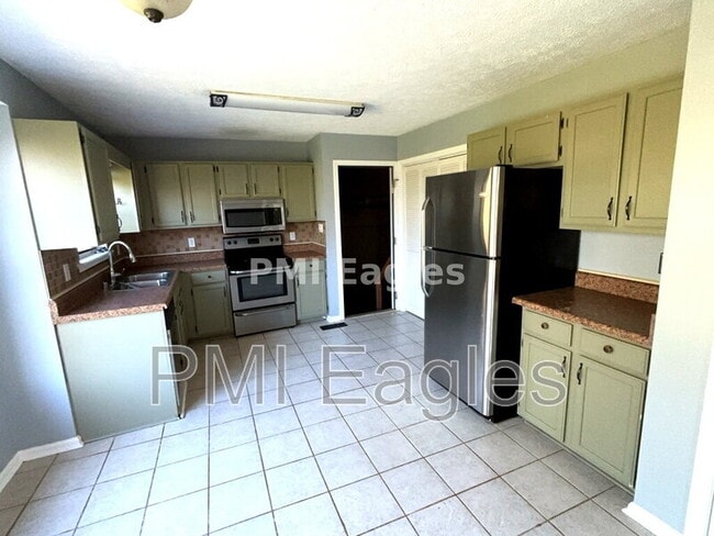 916 Linda Dr in Oak Grove, KY - Building Photo - Building Photo