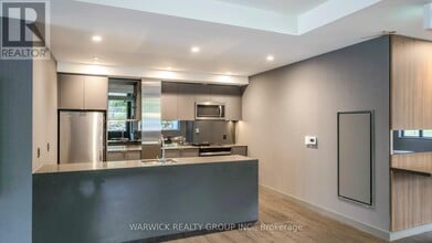 4365 Bloor St W in Toronto, ON - Building Photo - Building Photo