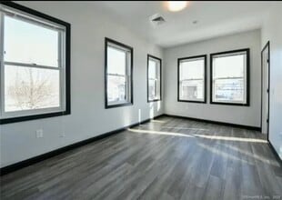 77 Whiting St in Plainville, CT - Building Photo - Building Photo