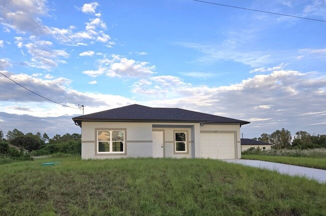 425 Parkman Ave in Lehigh Acres, FL - Building Photo - Building Photo