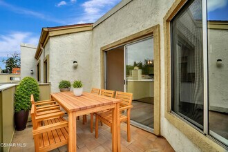 18408 Hatteras St in Los Angeles, CA - Building Photo - Building Photo