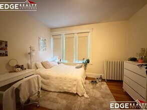 54 Egmont St, Unit 1 in Brookline, MA - Foto de edificio - Building Photo