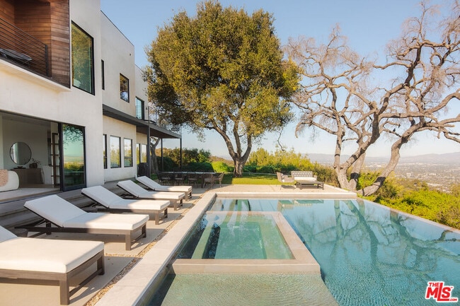 13331 Mulholland Dr in Beverly Hills, CA - Building Photo - Building Photo
