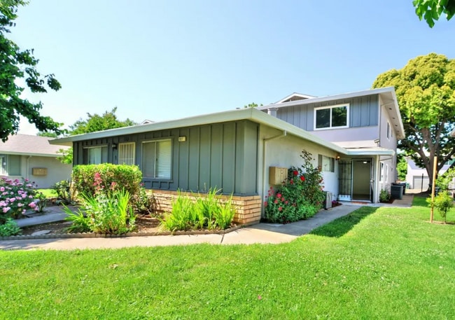 9017 Casals St in Sacramento, CA - Building Photo - Building Photo