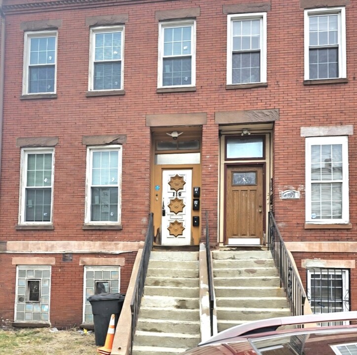 118 Winthrop St in Boston, MA - Building Photo