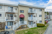 Marlborough Court Condominium in Marlborough, MA - Foto de edificio - Building Photo