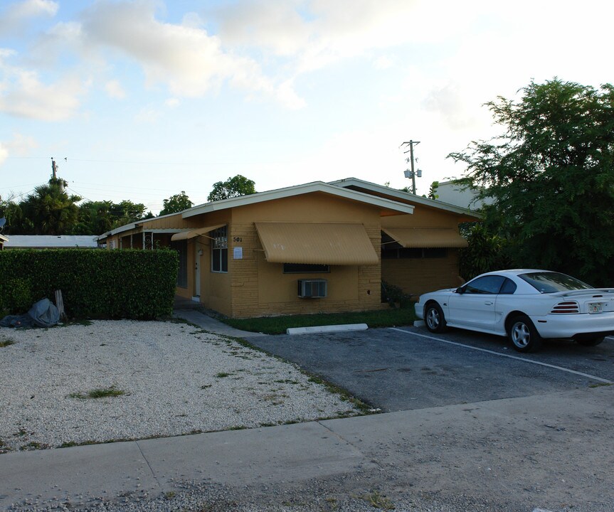 421-501 SE 22nd St in Fort Lauderdale, FL - Building Photo