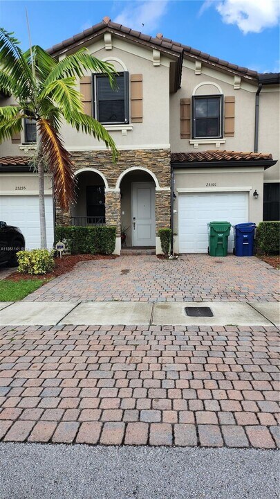 25301 SW 114th Ct in Homestead, FL - Building Photo