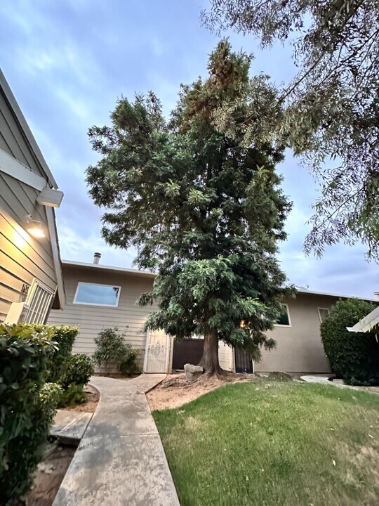 290 E El Paso Ave in Fresno, CA - Building Photo