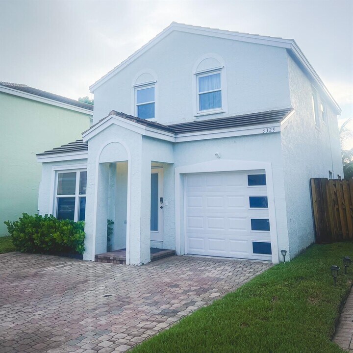 3329 Apache Ln in Margate, FL - Building Photo