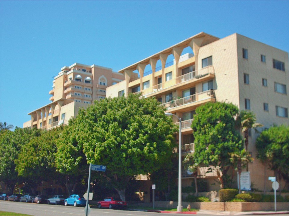 Burton Plaza Apartments in Los Angeles, CA - Building Photo