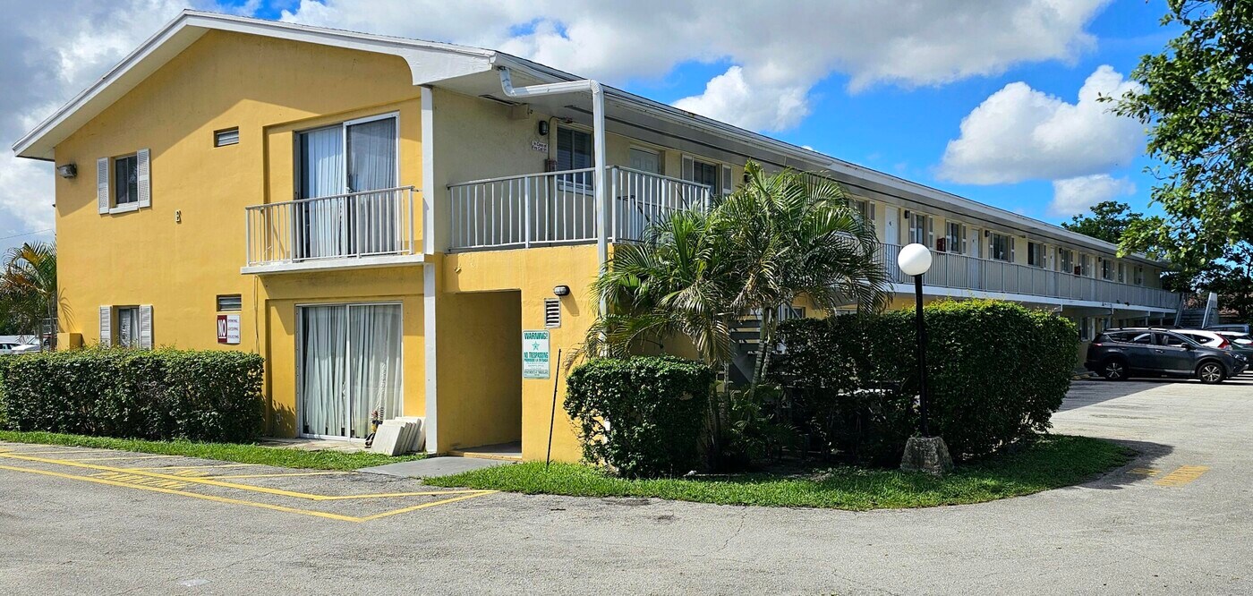 1501 Crescent Cir in North Palm Beach, FL - Building Photo