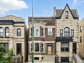 909 W Addison St in Chicago, IL - Building Photo