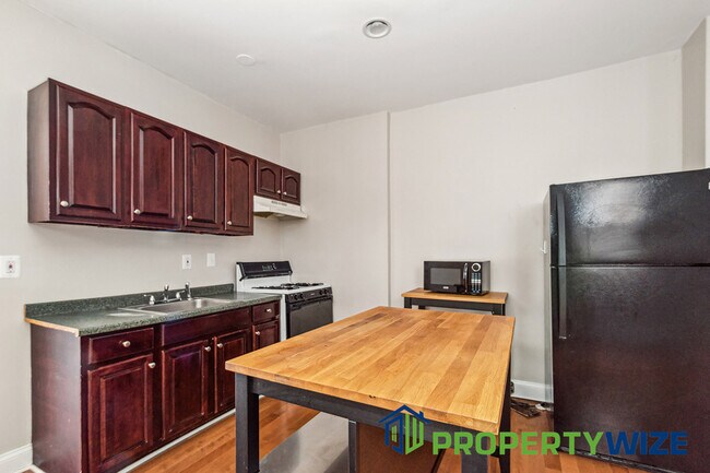 2010 E Baltimore St in Baltimore, MD - Building Photo - Building Photo