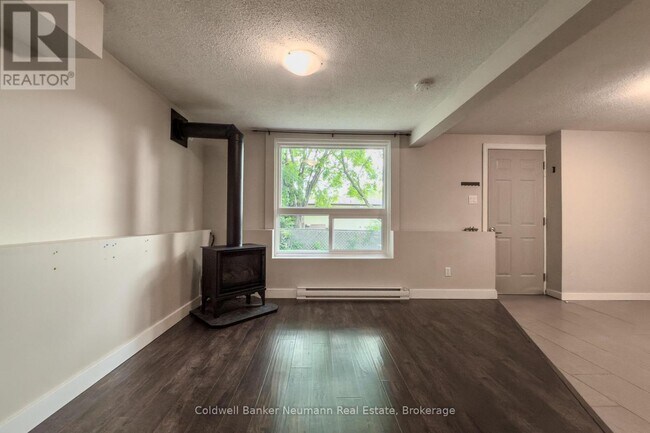 723 Scottsdale Dr in Guelph, ON - Building Photo - Building Photo