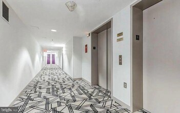 1230 23rd St NW, Unit 818 in Washington, DC - Foto de edificio - Building Photo