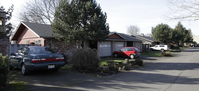 The Pines Apartments in Vancouver, WA - Building Photo - Building Photo