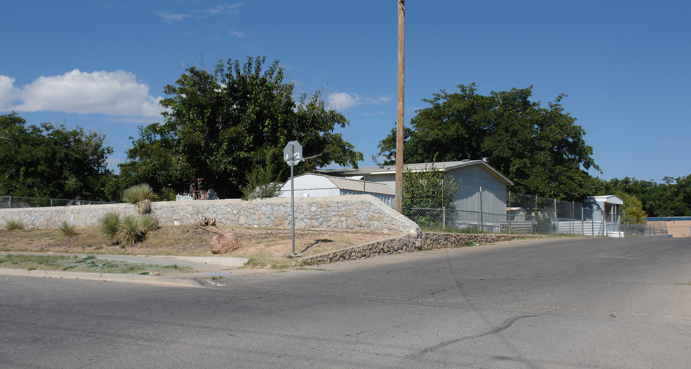 Queen's Mobile Home Estates in El Paso, TX - Building Photo