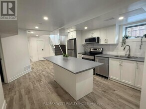 132 Meadowbank Rd in Toronto, ON - Building Photo - Building Photo