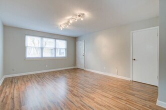 117 Wentworth St in Charleston, SC - Building Photo - Building Photo