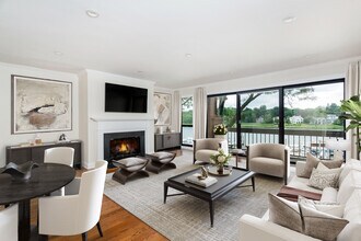 15 River Rd, Unit 220 in Cos Cob, CT - Foto de edificio - Building Photo