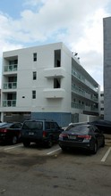 2011 Bay Dr in Miami Beach, FL - Foto de edificio - Building Photo