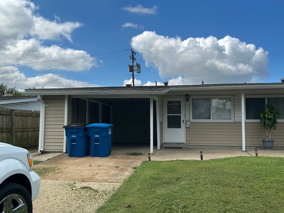 2333 St George Ln in St. Charles, MO - Building Photo