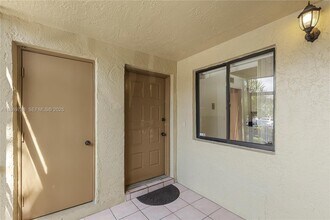 301 Lakeview Dr in Weston, FL - Building Photo - Building Photo