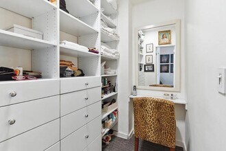 301 E 69th St in New York, NY - Foto de edificio - Building Photo