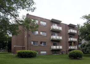 Coe Manor in Burlington, ON - Building Photo