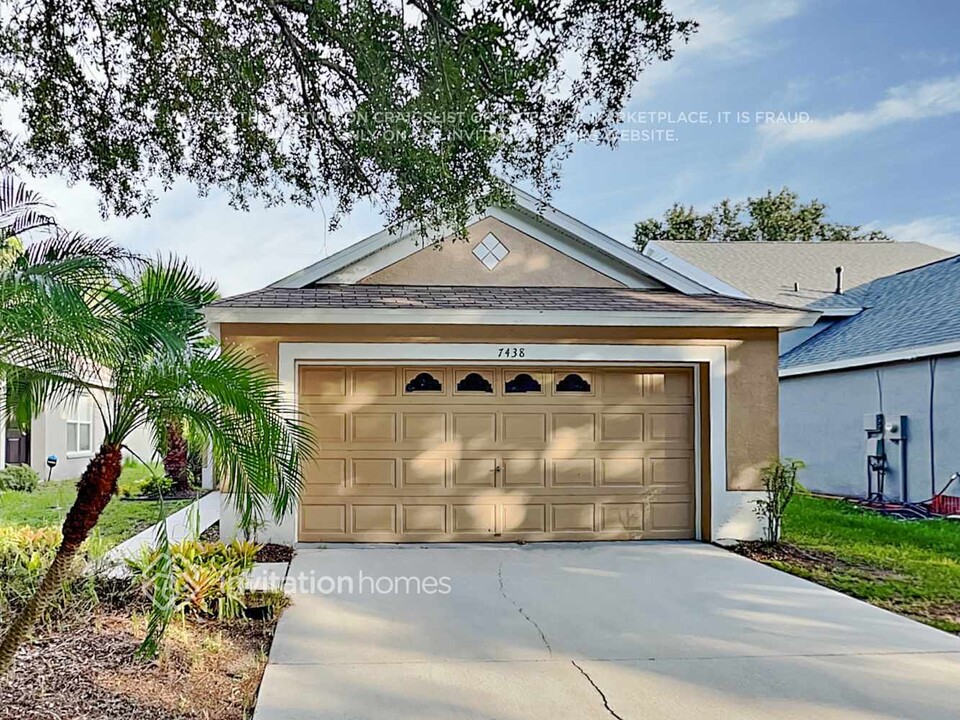 7438 Oxford Garden Cir in Apollo Beach, FL - Building Photo