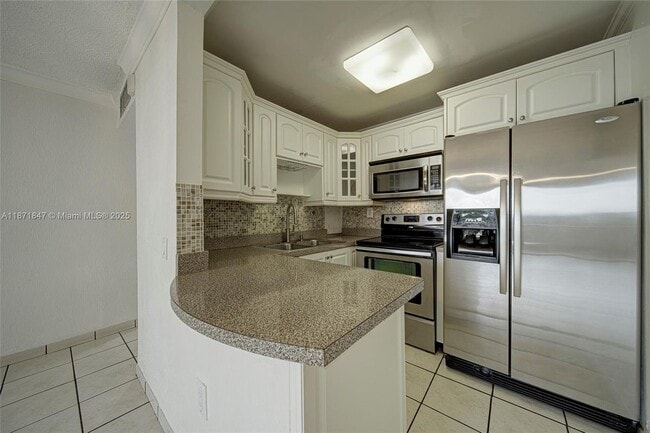 10400 SW 108th Ave in Miami, FL - Building Photo - Building Photo