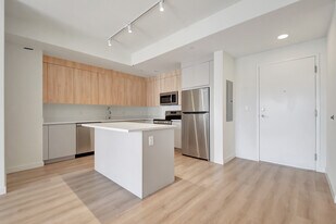 321 Princeton Dr, Unit B1 in Lake Worth Beach, FL - Building Photo