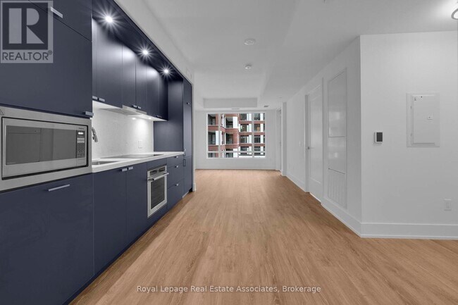 259 The Kingsway in Toronto, ON - Building Photo - Building Photo