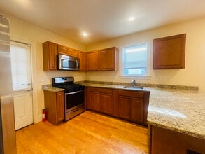 35 Pratt St, Unit 1 in Boston, MA - Building Photo - Building Photo