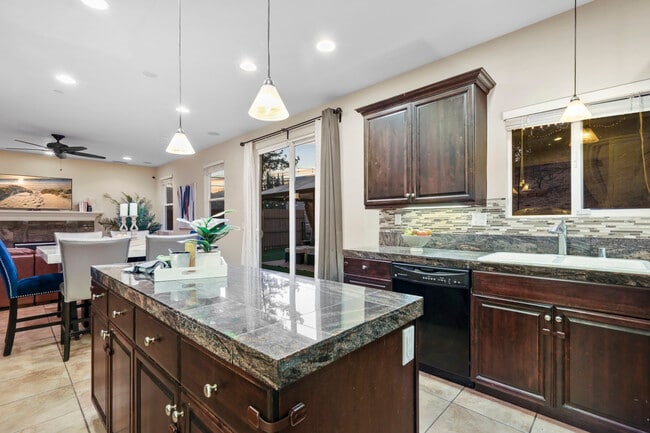 3436 Laurashawn Ln in Escondido, CA - Foto de edificio - Building Photo