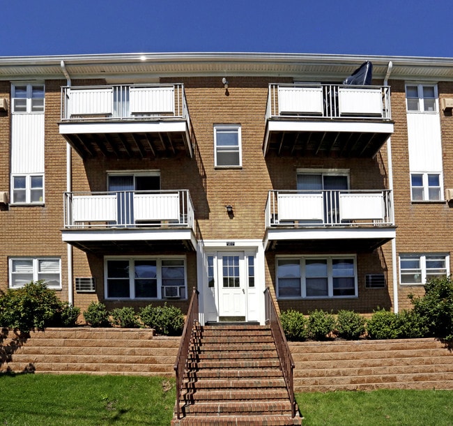 Parkwood Gardens in Edison, NJ - Foto de edificio - Building Photo