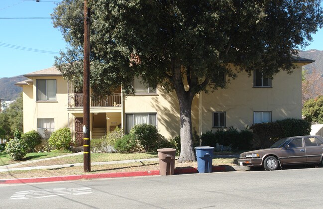 3831 Orangedale Ave in Montrose, CA - Foto de edificio - Building Photo