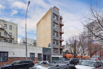 135 Boerum St in Brooklyn, NY - Building Photo - Building Photo